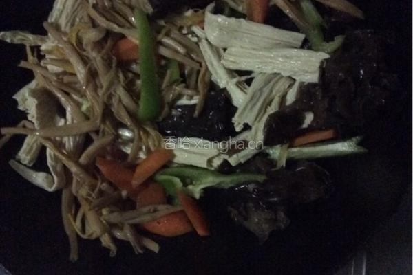 炒木耳腐竹黄花菜的做法图解6