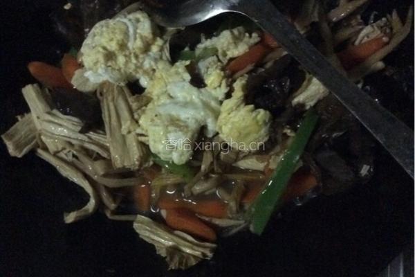 炒木耳腐竹黄花菜的做法图解7