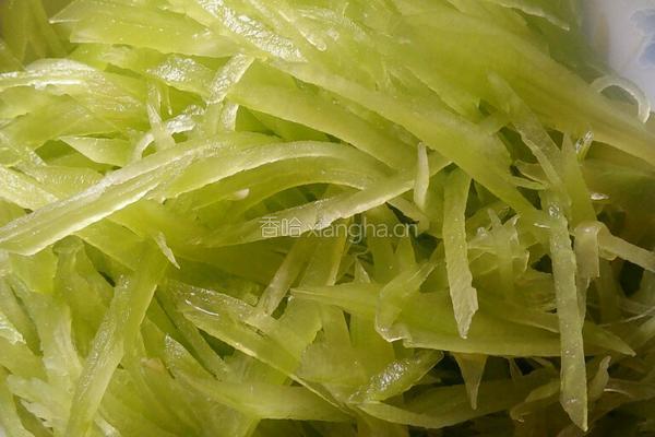 莴笋丝炒榨菜的做法图解2