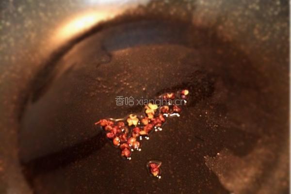 蒜苔木耳炒咸肉的做法图解1