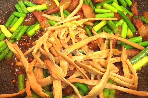 蒜苔木耳炒咸肉的做法图解6