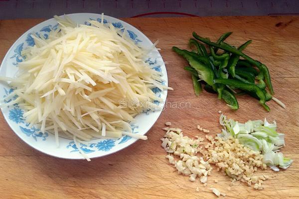 尖椒土豆丝的做法图解1