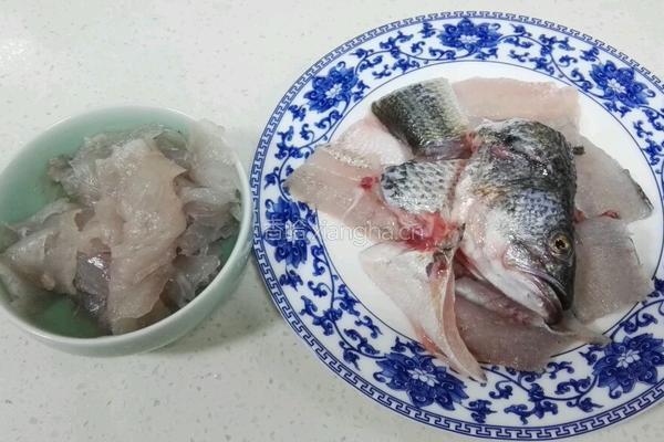 荠菜鲈鱼羹的做法图解1