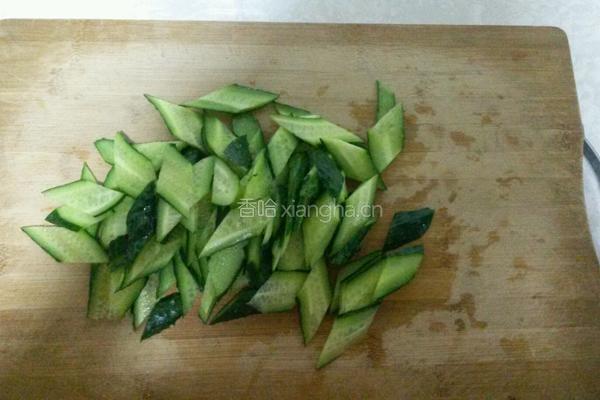 黄瓜溜肉片的做法图解1