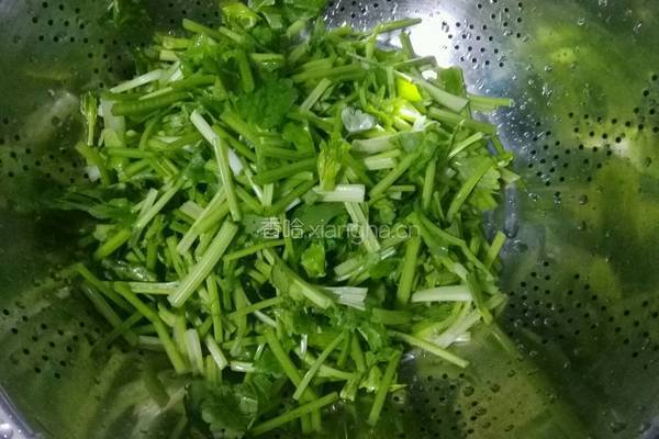 香菇炒香芹的做法图解1