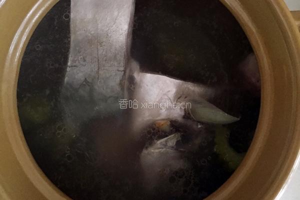 鲳鱼凉瓜排骨汤的做法图解4