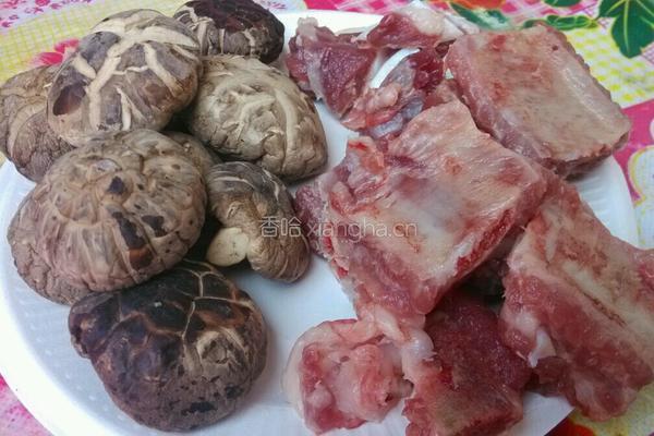 排骨香菇汤的做法图解1