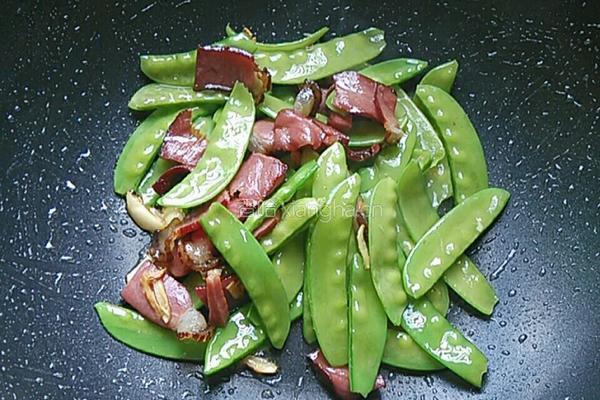 荷兰豆炒腊肉的做法图解5