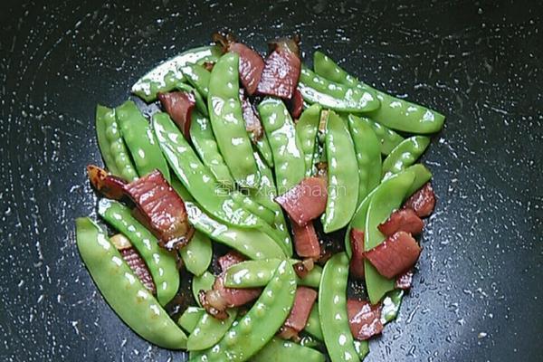 荷兰豆炒腊肉的做法图解6