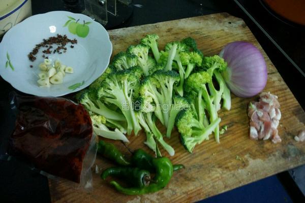 麻辣西兰花干锅的做法图解1