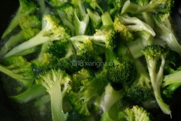 麻辣西兰花干锅的做法图解2