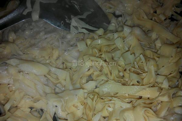 金针菇炒百叶的做法图解4