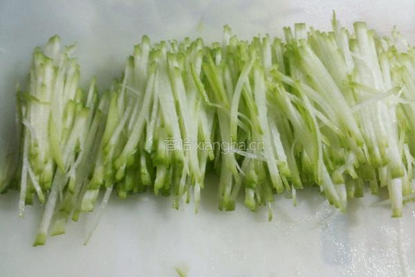 爽口萝卜丝的做法图解2