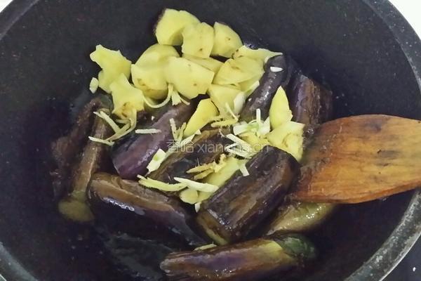 茄子炖土豆的做法图解3