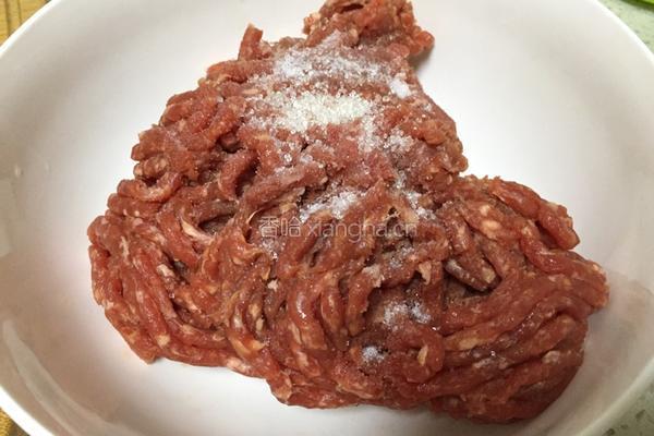 牛肉芹菜饺的做法图解3