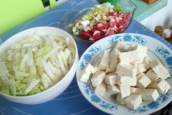 豆腐炒白菜的做法图解1