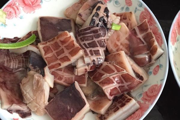 芹菜炒鱿鱼的做法图解1