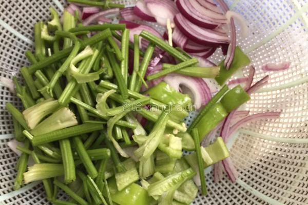 芹菜炒鱿鱼的做法图解2
