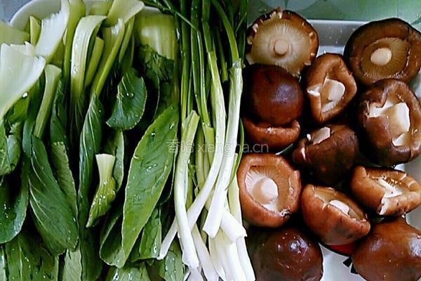 香菇青菜大肉饺子的做法图解2