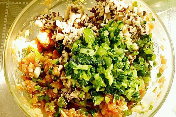 香菇青菜大肉饺子的做法图解10