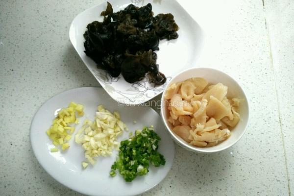 泡椒木耳炒鸡片的做法图解2
