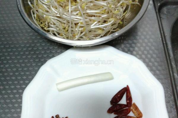 醋溜豆芽的做法图解1