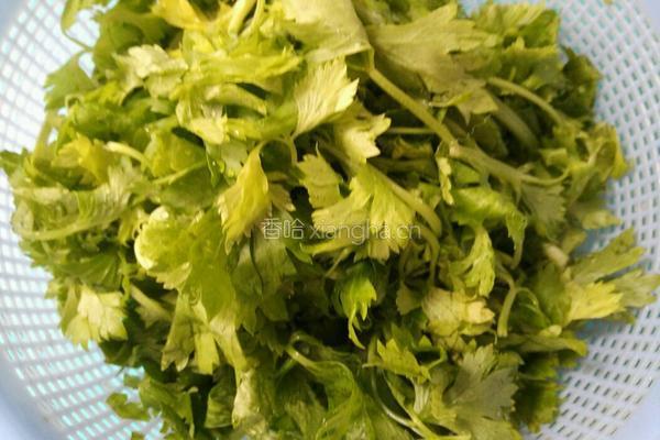 蒸芹菜叶的做法图解1