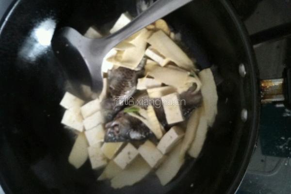 鲫鱼豆腐的做法图解5