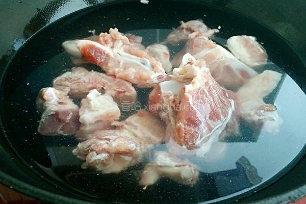 清炖大骨头萝卜汤的做法图解1