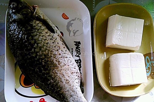 鲫鱼豆腐汤的做法图解1