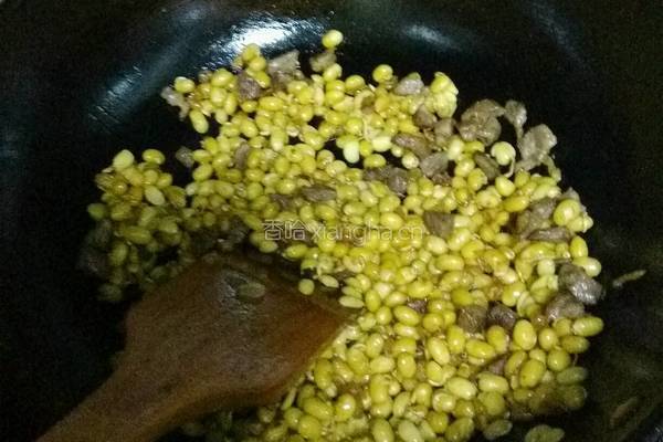 牛肉粒炒黄豆芽的做法图解5