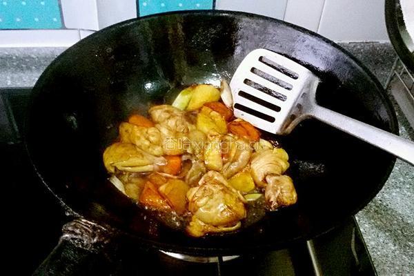 青椒烧鸡腿的做法图解7