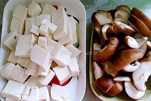 香菇炖豆腐的做法图解2