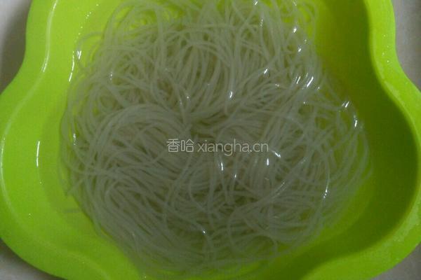 肉燕炖粉条的做法图解1