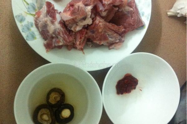 榨菜炖排骨的做法图解1