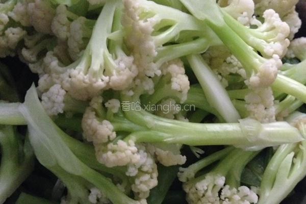腊肉炒有机花菜的做法图解1