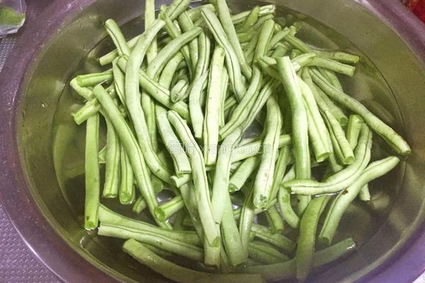 五花肉烧芸豆的做法图解1