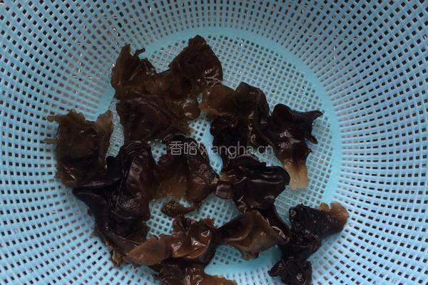 大白菜炒木耳的做法图解2