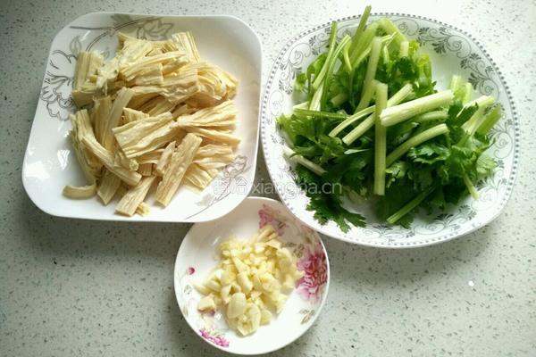 香芹炒腐竹的做法图解1