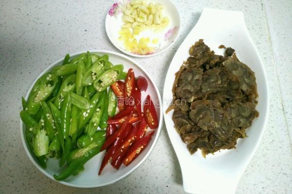 杭椒炒卤牛肉的做法图解1