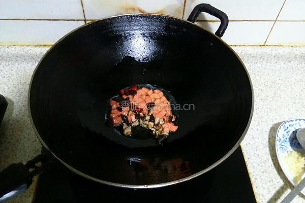 火腿肠芹菜碎的做法图解5