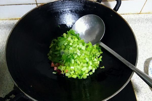 火腿肠芹菜碎的做法图解6
