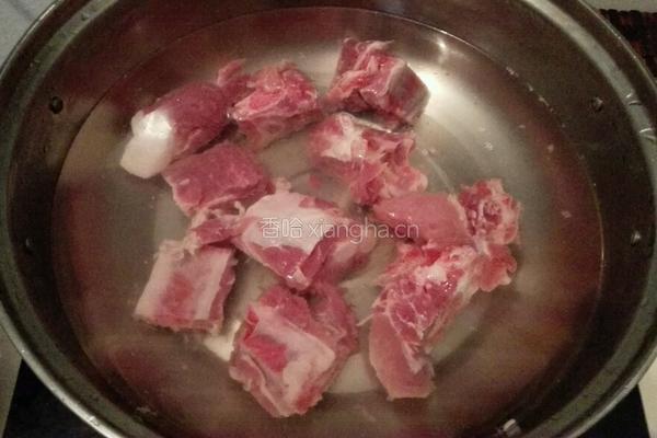 胡萝卜玉米排骨汤的做法图解1