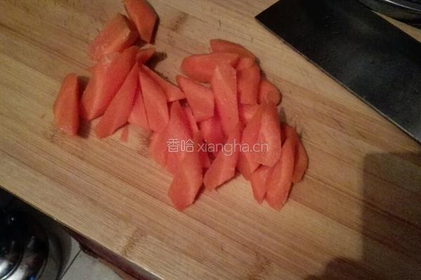 胡萝卜玉米排骨汤的做法图解4