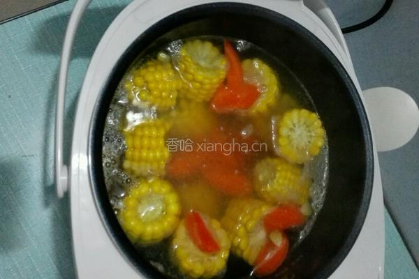 胡萝卜玉米排骨汤的做法图解5