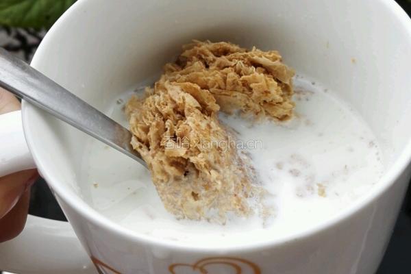 牛奶麦片的做法图解3