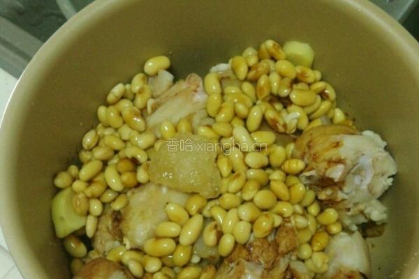 红焖黄豆猪蹄煲的做法图解3