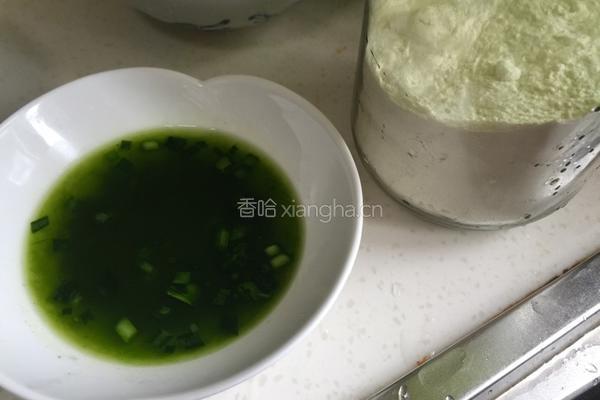 韭菜鸡蛋饼的做法图解1