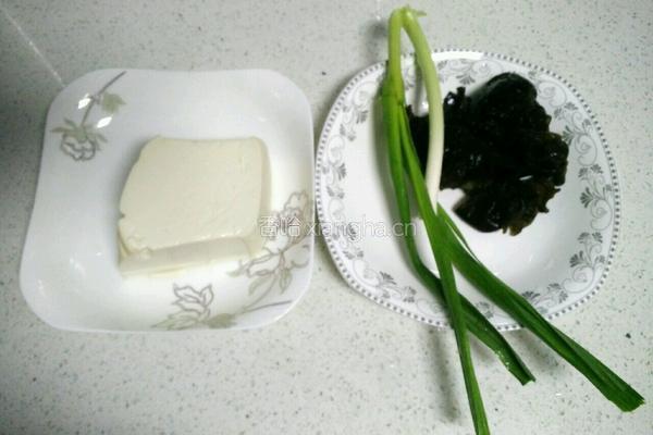 木耳烧豆腐的做法图解1