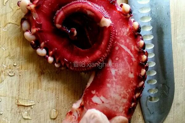 章鱼花炒韭菜的做法图解1